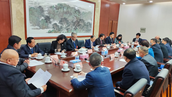  青海省人大常委會首次召開列席代表見面會