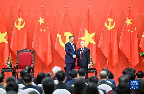  習(xí)近平同越共中央總書記阮富仲共同會見中越兩國青年和友好人士代表