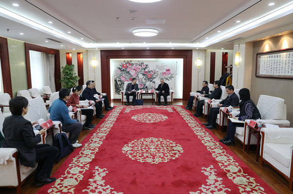  蔡達(dá)峰會見人民教育出版社黨委書記、社長黃強(qiáng)一行