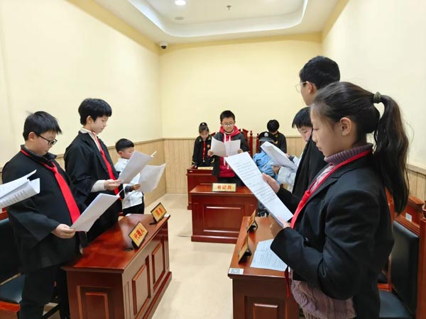  揚(yáng)州人大：普法宣傳“搭上”立法直通車真實(shí)法規(guī)“融入”模擬法庭