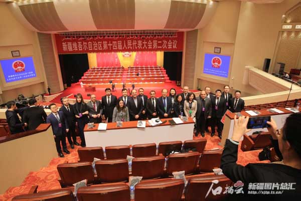  新疆兩會(huì)首次邀請(qǐng)外賓旁聽和境外媒體報(bào)道