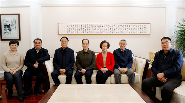  九三學(xué)社中央領(lǐng)導(dǎo)春節(jié)前夕看望慰問老同志